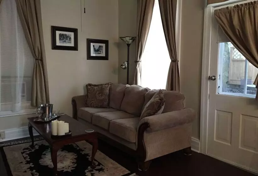 ペンション Elmwood House