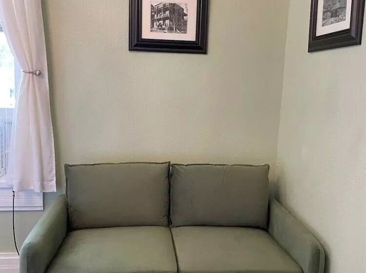 ペンション Elmwood House