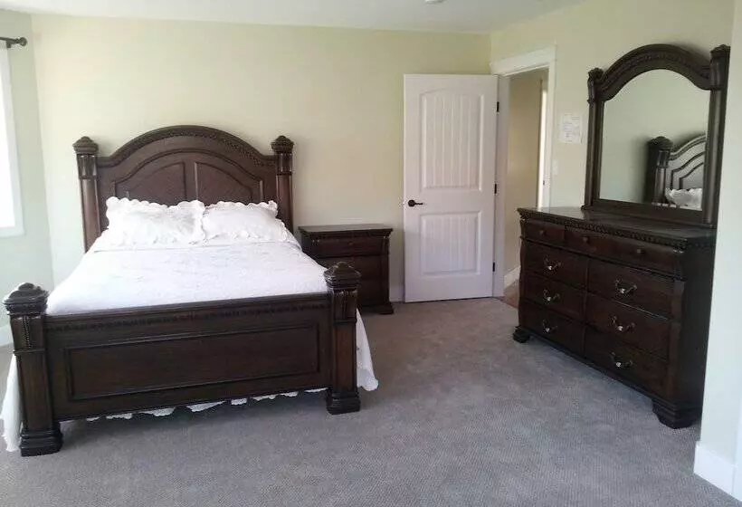 Harvelle House Bed & Breakfast