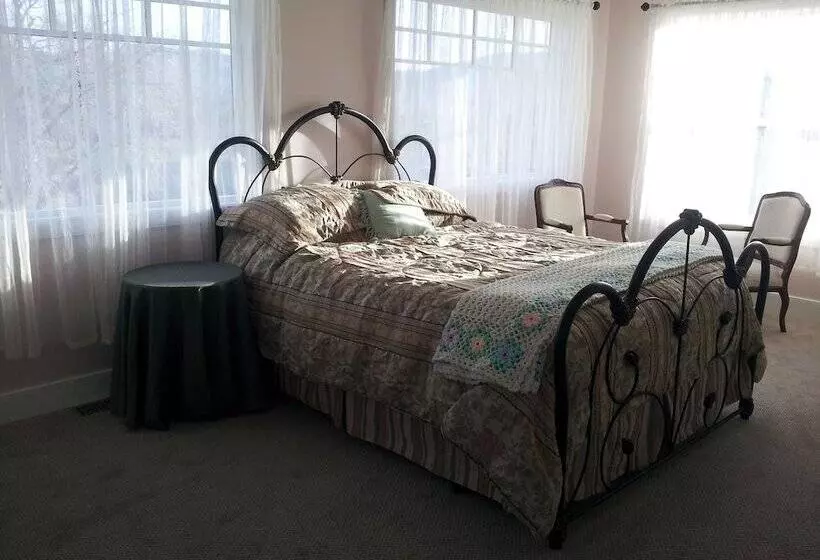 Harvelle House Bed & Breakfast