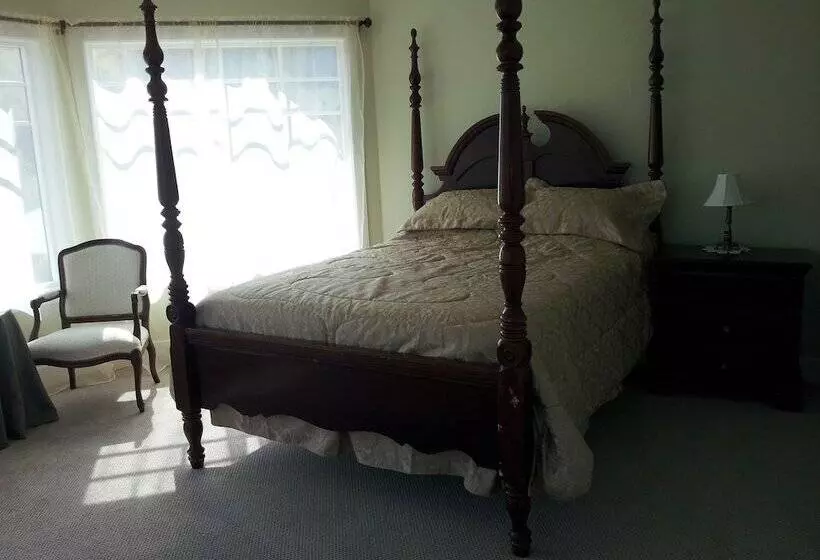 Harvelle House Bed & Breakfast