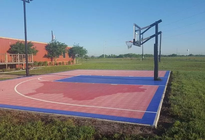 Motelli Cuero Oilfield Housing