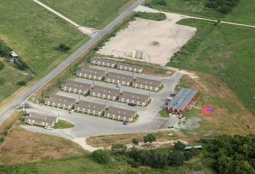 Motelli Cuero Oilfield Housing