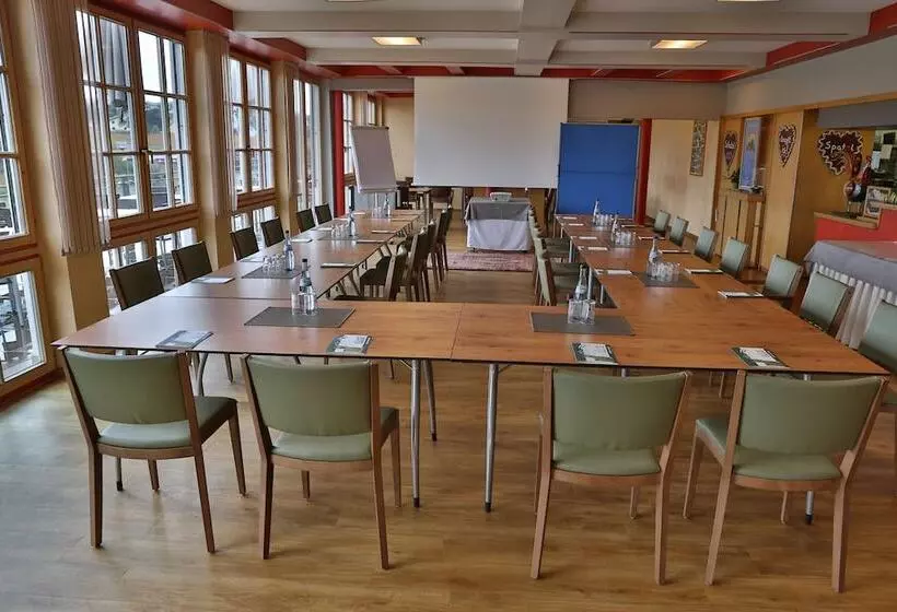 Hotel Wo Der Hahn Kräht