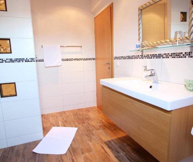 بنسيون Weinhotel / Gasthaus Zur Sonne