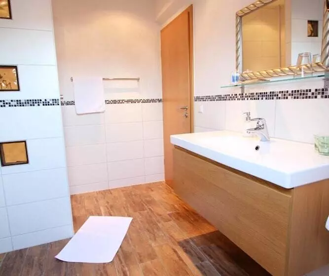 Пансион Weinhotel / Gasthaus Zur Sonne