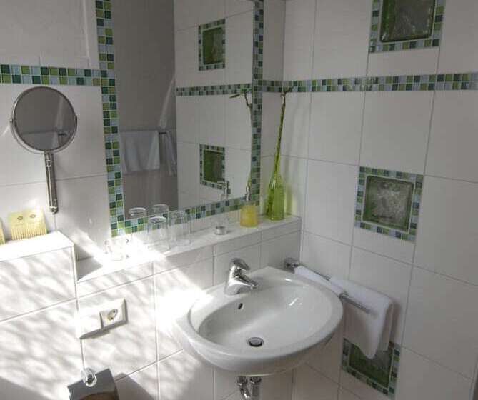 بنسيون Weinhotel / Gasthaus Zur Sonne