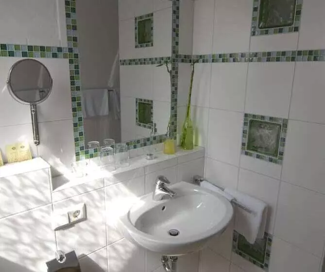 Пансион Weinhotel / Gasthaus Zur Sonne