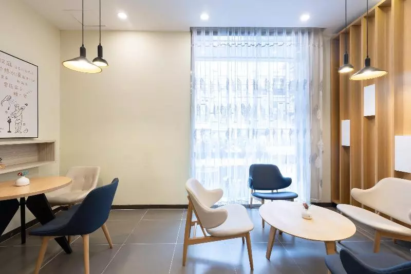 בית מלון כפרי Hanting Shenzhen Huaqiang Bei Metro Station