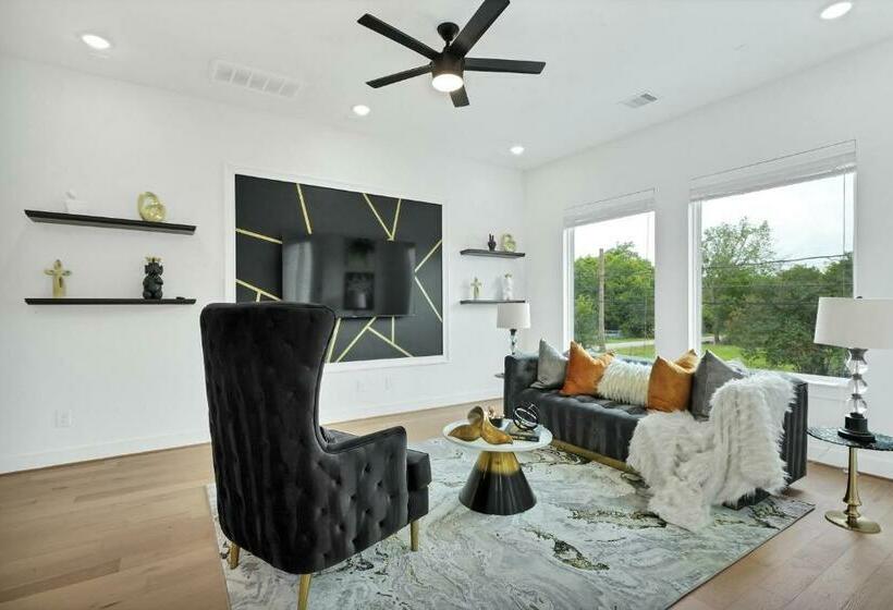 Downtown Luxury 3br/3.5 Bath Home Sleeps 6