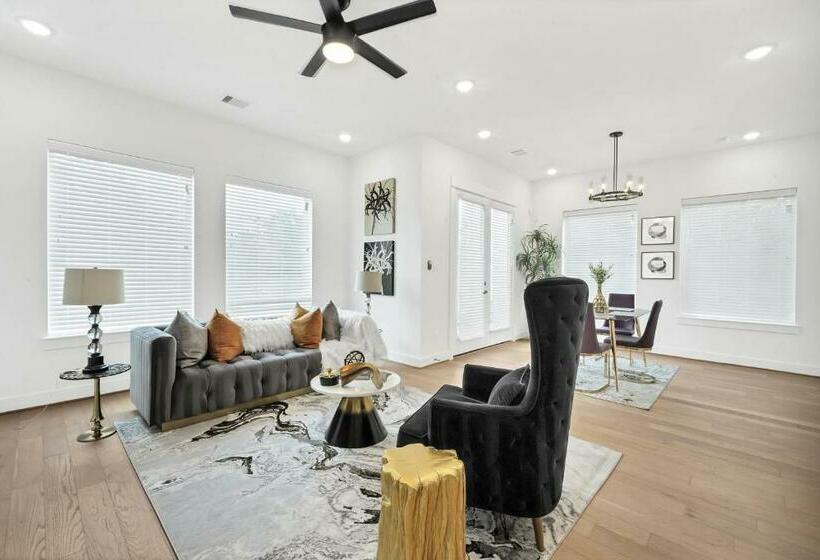 Downtown Luxury 3br/3.5 Bath Home Sleeps 6