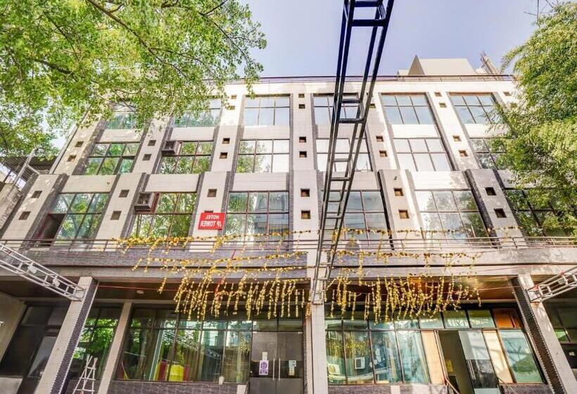 בית מלון כפרי Capital O Jp Tower