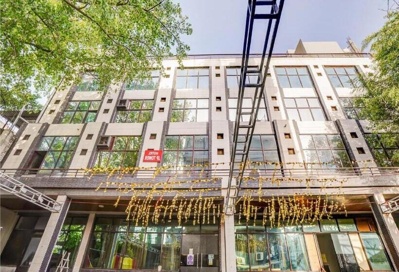 בית מלון כפרי Capital O Jp Tower