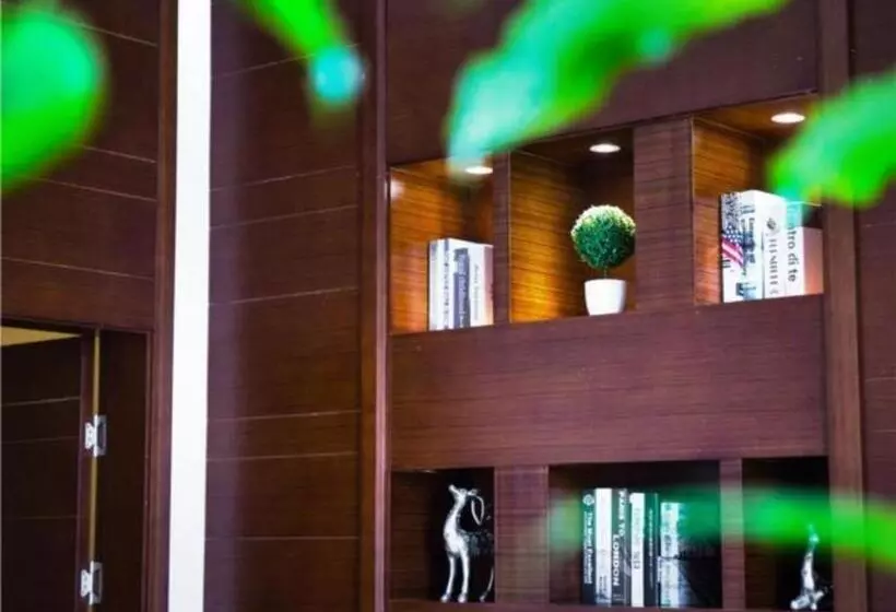 Hotelli City Comfort Inn Jingzhou Railway Station Fantawild