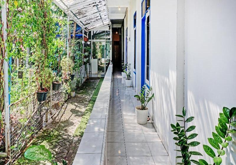 בית מלון כפרי Oyo 90260 Bumi Merpati Residence