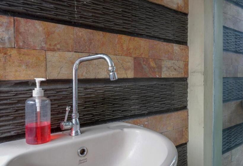 Reddoorz Plus @ Hotel Asih Uny