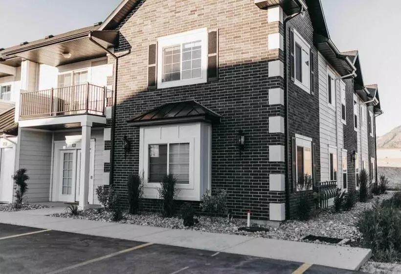 Beautiful New 3 Br 2ba Townhome No Stairs