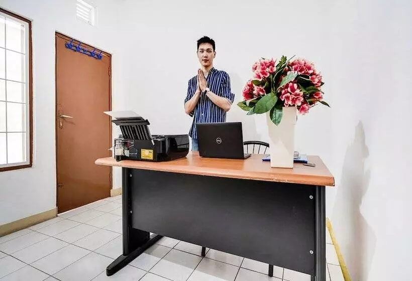 Hotelli Spot On 91546 Dewi Sudirman Homestay