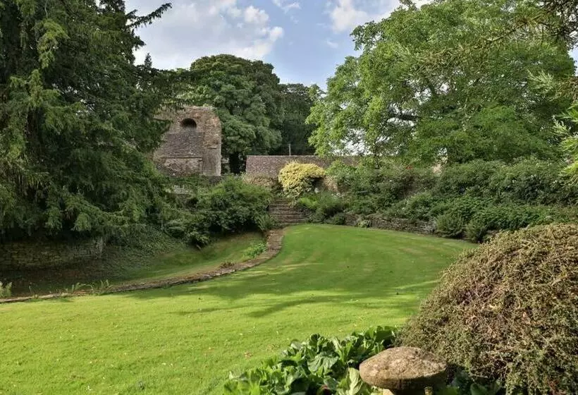The Butlers Bungalow Beverston Castle