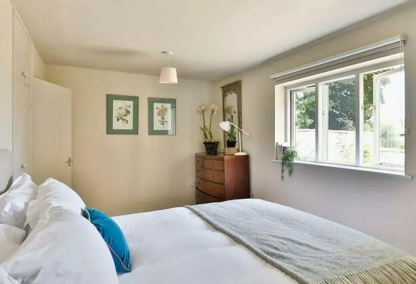 The Butlers Bungalow Beverston Castle