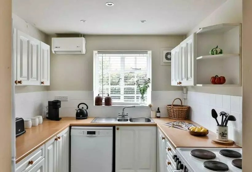 The Butlers Bungalow Beverston Castle