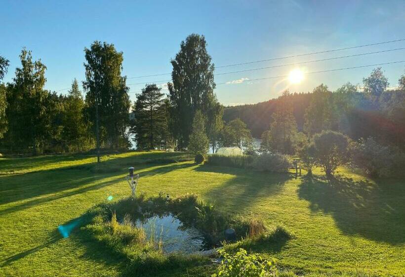 Sjöutsikt, Röd Trästuga Med Traditionellt Yttre Skandinavisk, Modernt Inre Och Alla Bekvämligheter