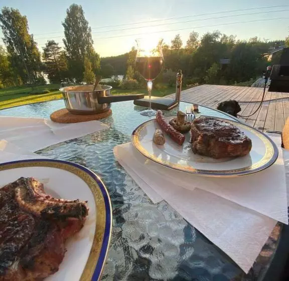 Sjöutsikt, Röd Trästuga Med Traditionellt Yttre Skandinavisk, Modernt Inre Och Alla Bekvämligheter