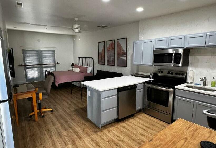 Desert Rose   Couples & Friends Getaway   Sleeps 4