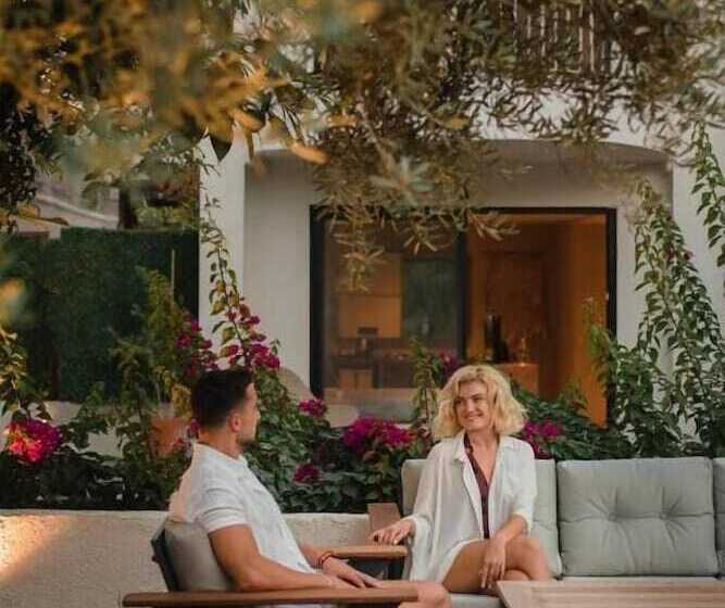 Icon Beach Suites Hotel Sovalye Island