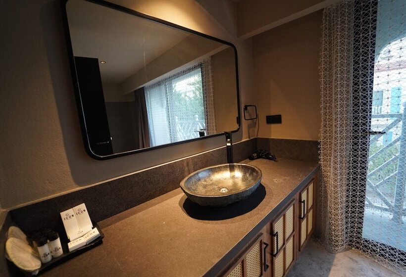 Icon Beach Suites Hotel Sovalye Island