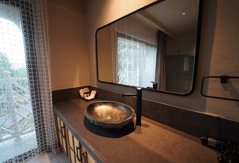 Icon Beach Suites Hotel Sovalye Island