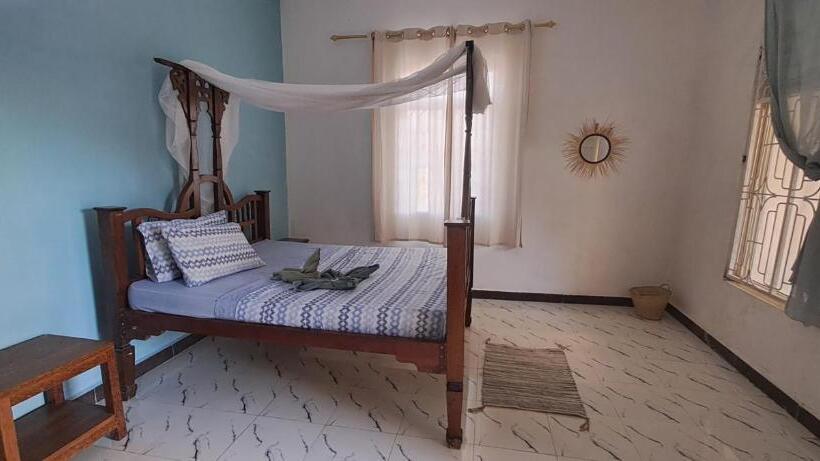 مبيت وإفطار Karibu House