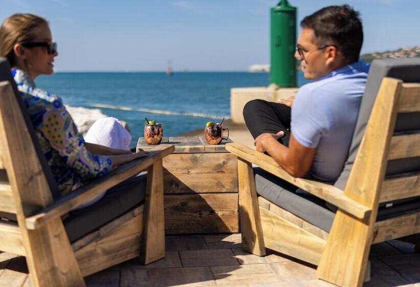 تختخواب و صبحانه Sea Resort Marina Portoroz