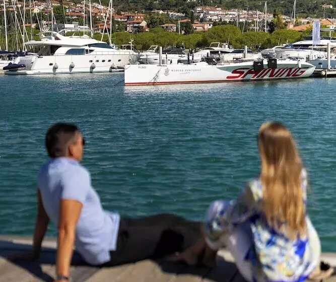 تختخواب و صبحانه Sea Resort Marina Portoroz