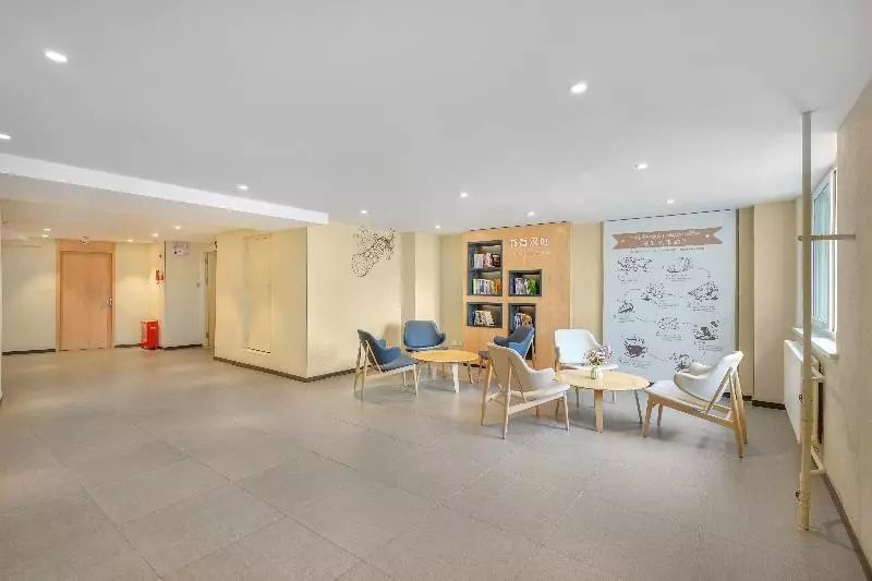 Отель Hanting Harbin Railway Station Square