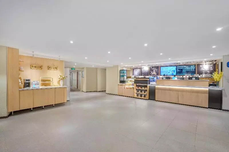 Отель Hanting Harbin Railway Station Square