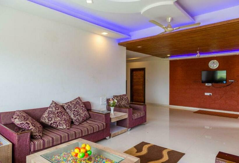 هتل Strawberry King Resort