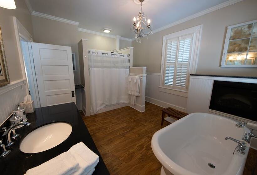 مبيت وإفطار The Edenton Collection Captain S Quarters Inn