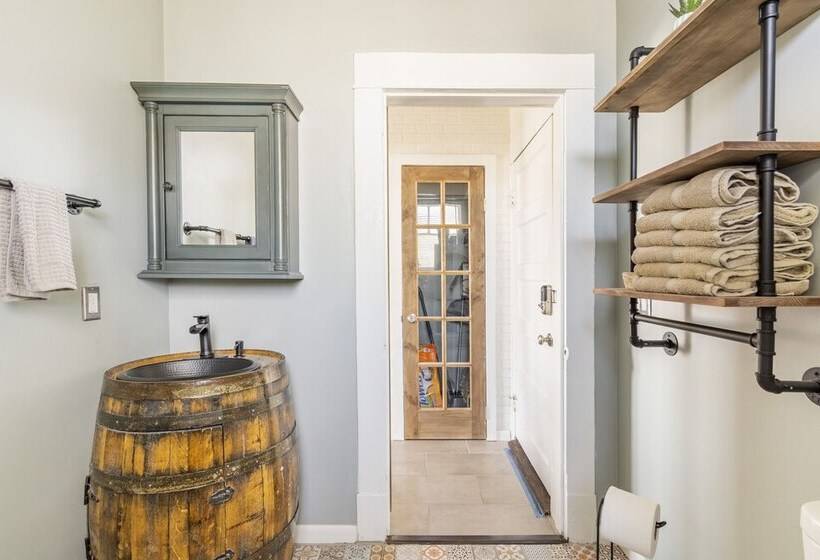 Midtown Penthouse Blocks To Beach