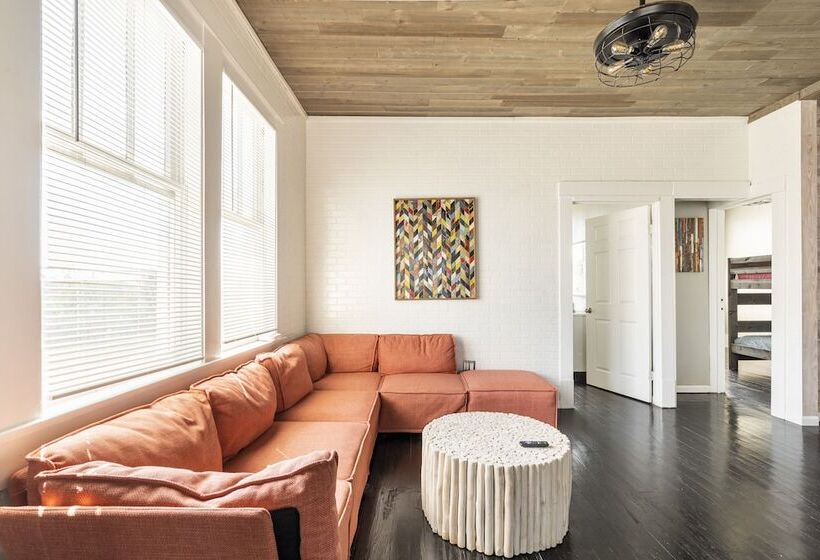 Midtown Penthouse Blocks To Beach