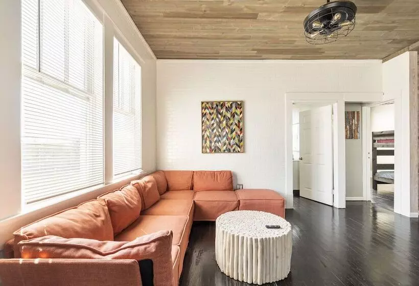 Midtown Penthouse Blocks To Beach