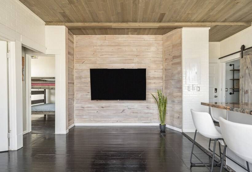 Midtown Penthouse Blocks To Beach