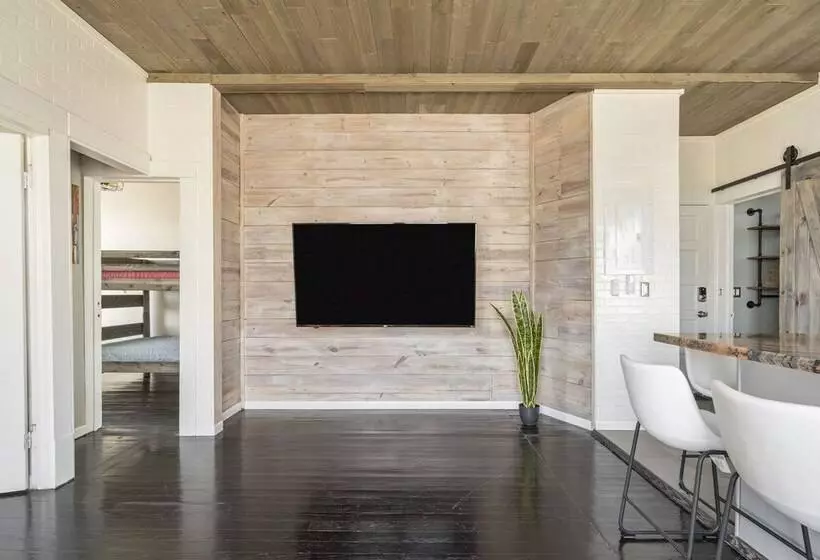 Midtown Penthouse Blocks To Beach