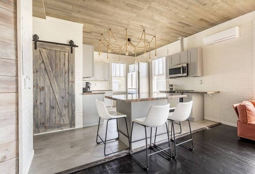 Midtown Penthouse Blocks To Beach