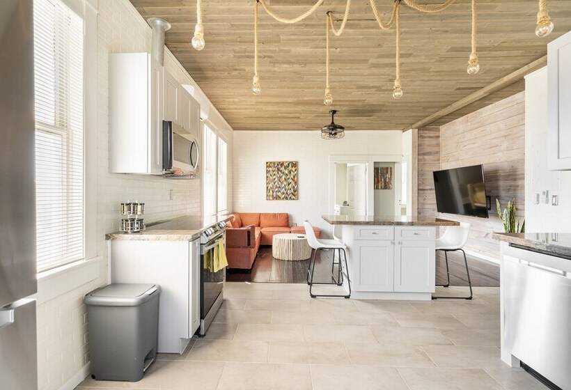 Midtown Penthouse Blocks To Beach