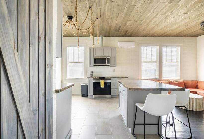 Midtown Penthouse Blocks To Beach