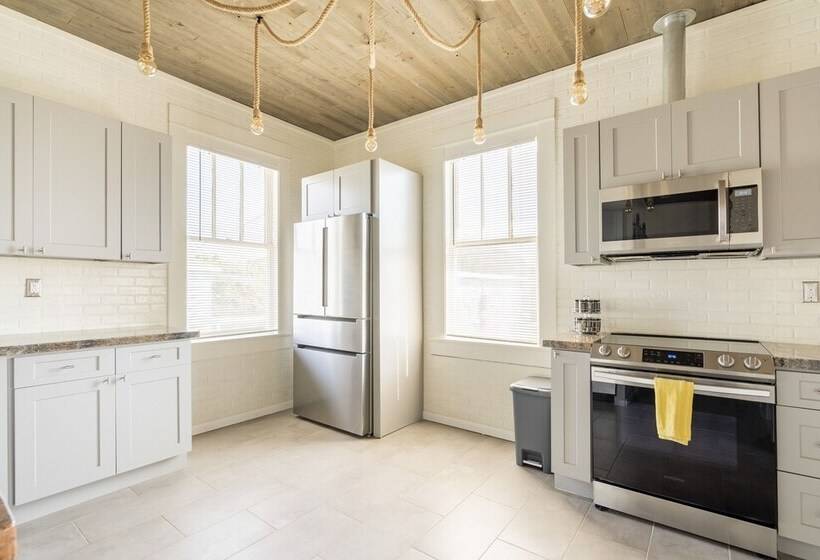 Midtown Penthouse Blocks To Beach