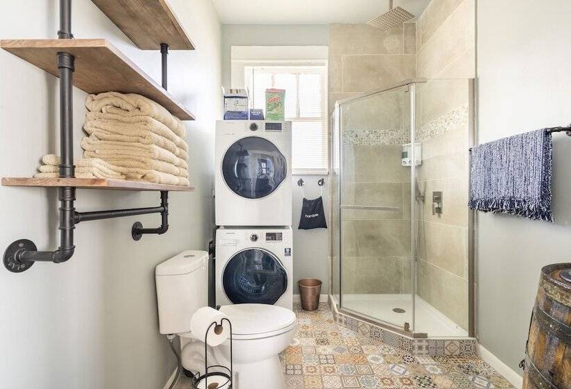 Midtown Penthouse Blocks To Beach