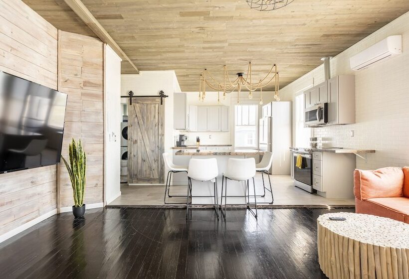 Midtown Penthouse Blocks To Beach