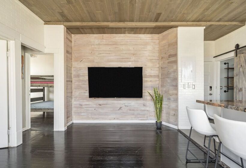 Midtown Penthouse Blocks To Beach